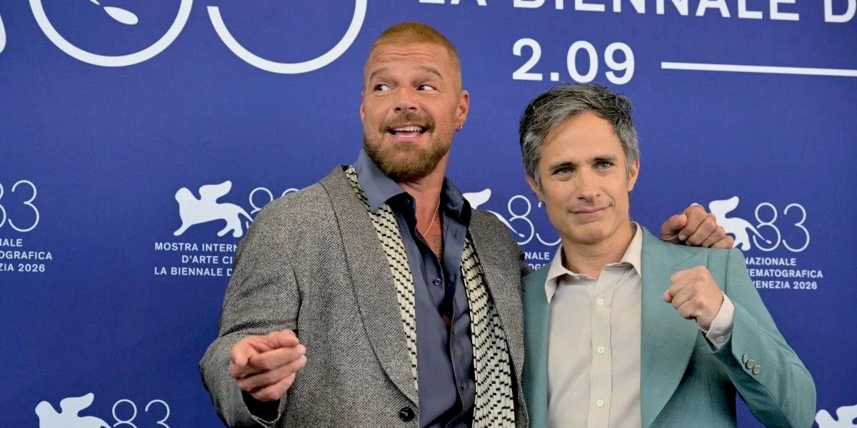 Gael García Bernal y Ricky Martin presentan ‘Hombre al agua’ en Venecia