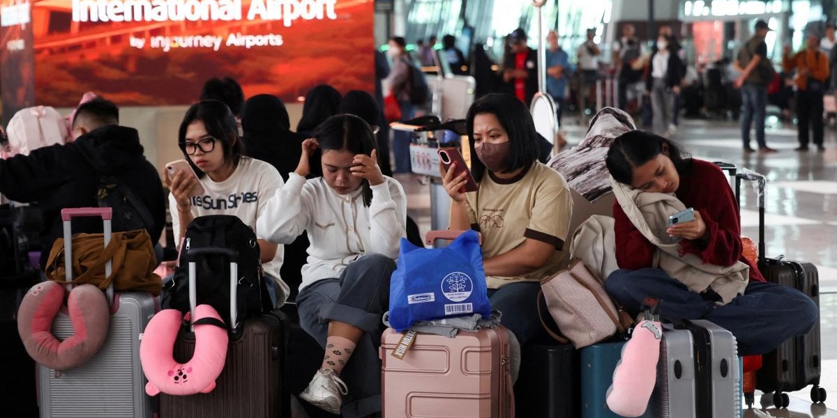 Ceniza del Anak Krakatau paraliza vuelos y afecta a 170 mil pasajeros