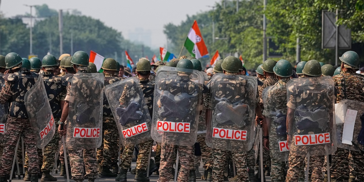 India detiene a líder de protestas y miles de manifestantes en Nueva Delhi