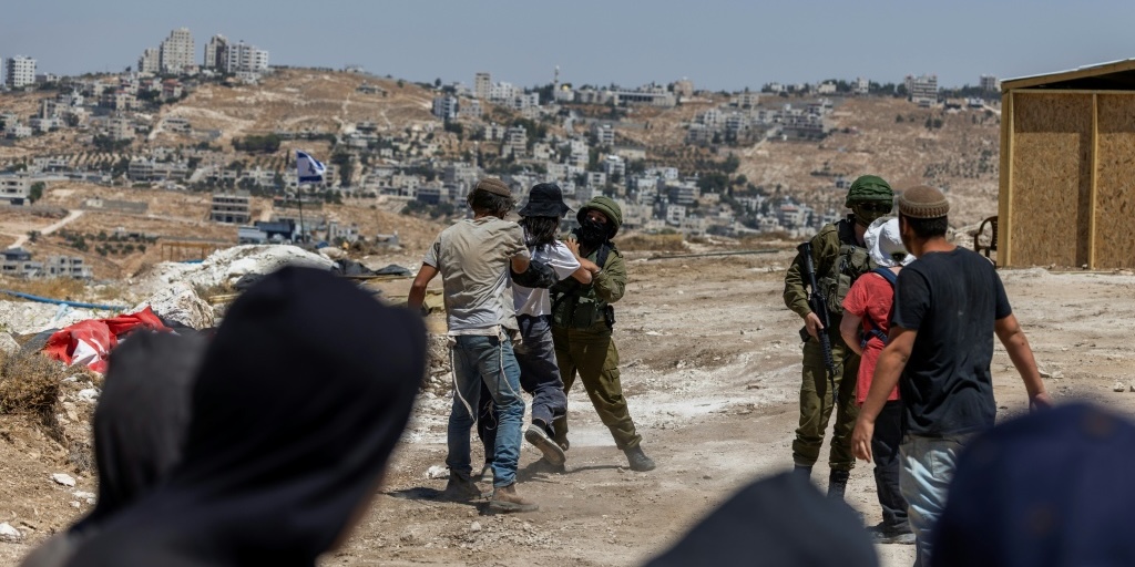 Colonos israelíes atacan a fotógrafo de AFP durante protesta en Cisjordania