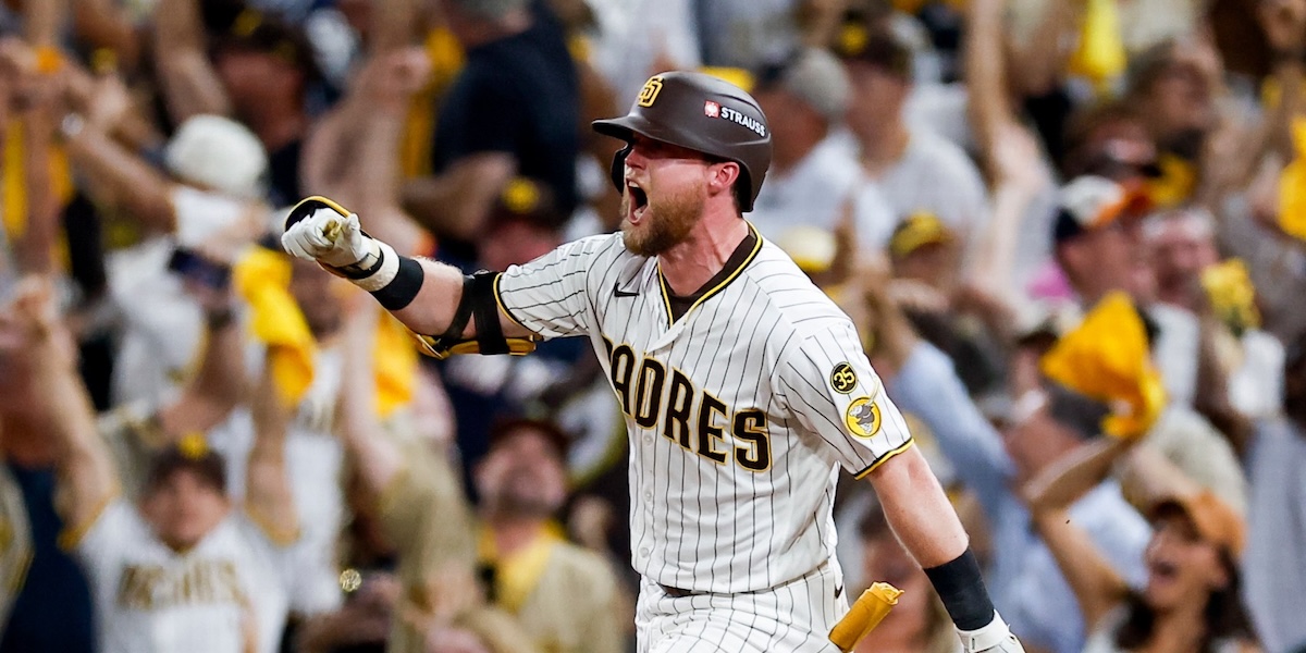 Padres logra triunfo agónico ante Brewers y sigue con vida en playoffs