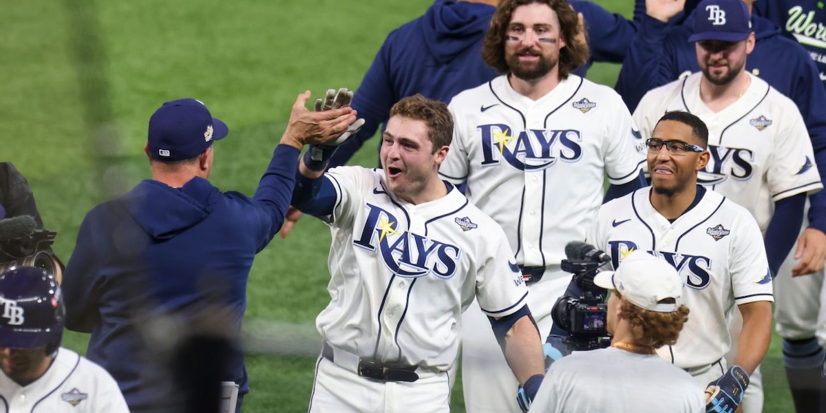 Rays vence a Brewers en doce entradas y evita barrida en Serie Mundial