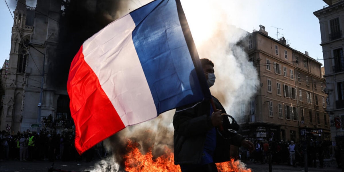 Francia aplica toques de queda en varias ciudades para frenar los saqueos