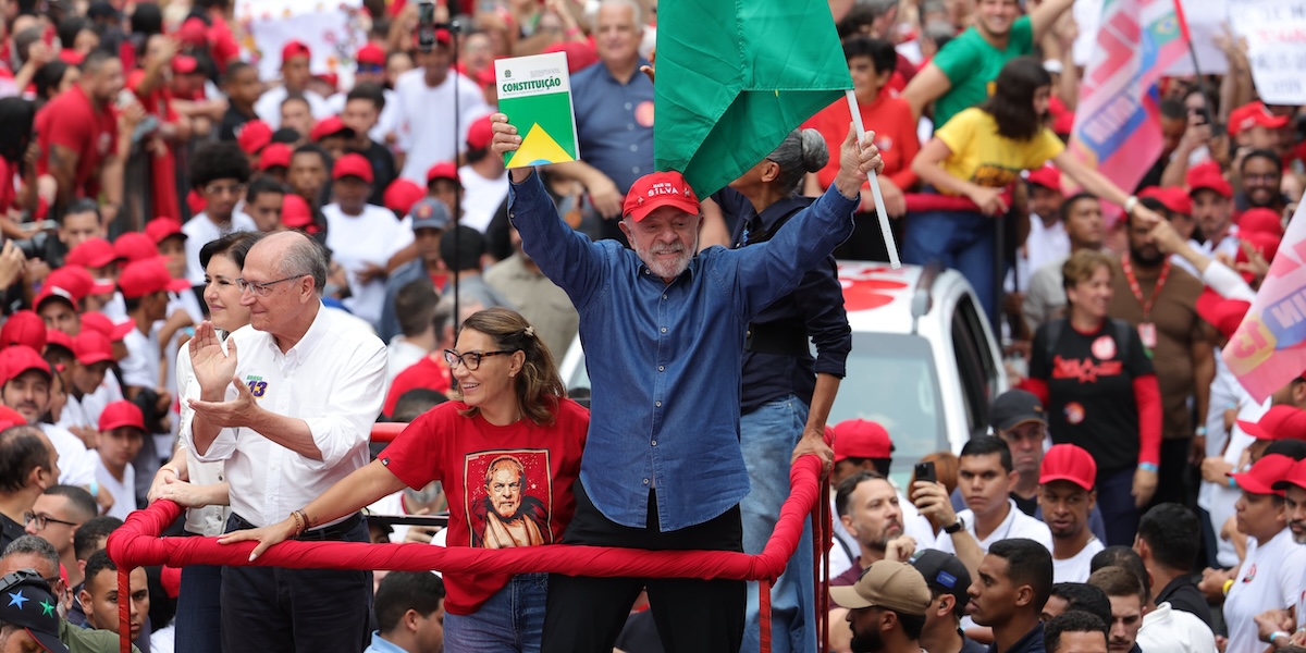 Lula celebra triunfo en Brasil y anuncia que buscará regular redes sociales